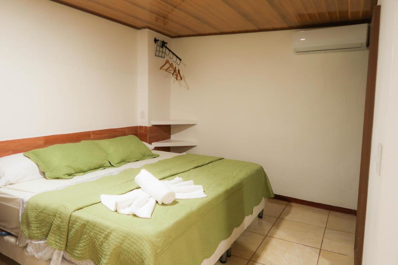 Hotel Hoja De Oro Corcovado Puerto Jiménez Buitenkant foto